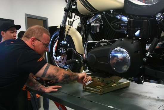Quy trình thay lốp tại xưởng Harley-Davidson ở Sài Gòn